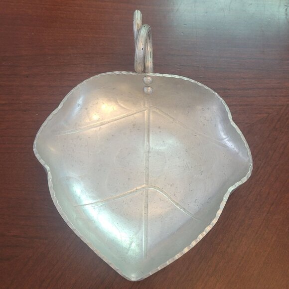 Buenelum Hand Wroght Leaf-Shaped Dish With Loop Handle - Picture 1 of 5